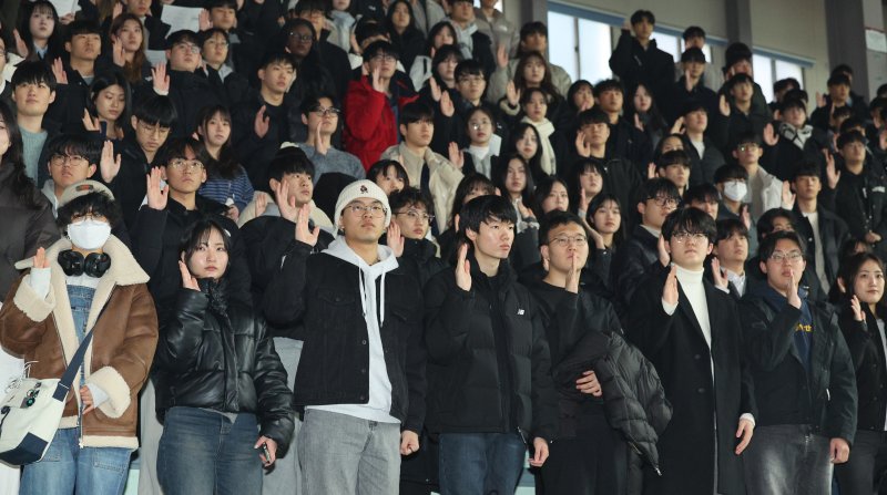 20일 오후 서울 마포구 서강대학교에서 열린 2025학년도 입학축복예식에서 신입생들이 선서를 하고 있다. 2025.2.20/뉴스1 ⓒ News1 신웅수 기자