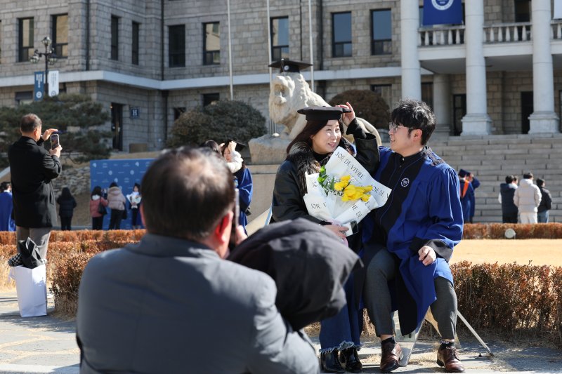20일 서울 성동구 한양대학교에서 열린 전기 학위수여식에서 한 졸업생이 어머니에게 학사모를 씌워주고 있다. 2025.2.20/뉴스1 ⓒ News1 신웅수 기자