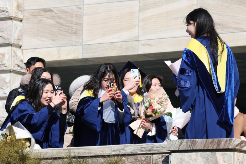 20일 서울 성동구 한양대학교에서 열린 전기 학위수여식에서 졸업생들이 서로의 사진을 찍어주고 있다. 2025.2.20/뉴스1 ⓒ News1 신웅수 기자