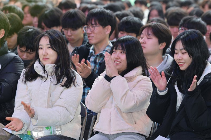 20일 오후 서울 마포구 서강대학교에서 열린 2025학년도 입학축복예식에서 신입생들이 공연을 보며 손뼉을 치고 있다. 2025.2.20/뉴스1 ⓒ News1 신웅수 기자
