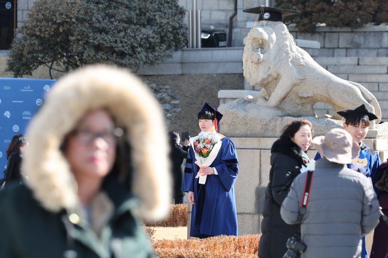 20일 서울 성동구 한양대학교에서 열린 전기 학위수여식에서 졸업생들이 기념 촬영을 하고 있다. 2025.2.20/뉴스1 ⓒ News1 신웅수 기자
