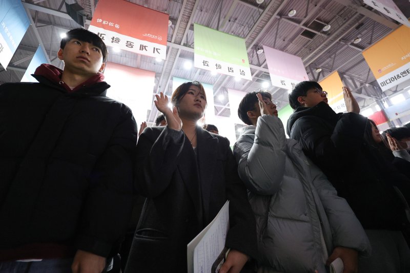 20일 오후 서울 마포구 서강대학교에서 열린 2025학년도 입학축복예식에서 신입생들이 선서를 하고 있다. 2025.2.20/뉴스1 ⓒ News1 신웅수 기자