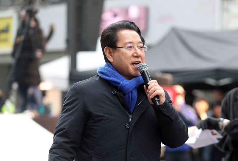 15일 광주 동구 금남로 일대에서 열린 제14차 광주시민총궐기대회에서 김영록 전남도지사가 발언하고 있다. 2025.2.15/뉴스1 ⓒ News1 박지현 기자