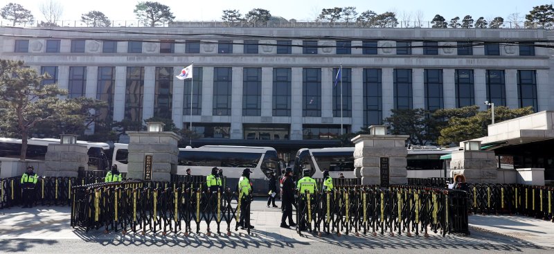 [서울=뉴시스] 추상철 기자 = 윤석열 대통령 탄핵심판 10차 변론기일인 20일 오후 서울 종로구 헌법재판소 앞에서 경찰이 경계근무를 서고 있다. 2025.02.20. scchoo@newsis.com