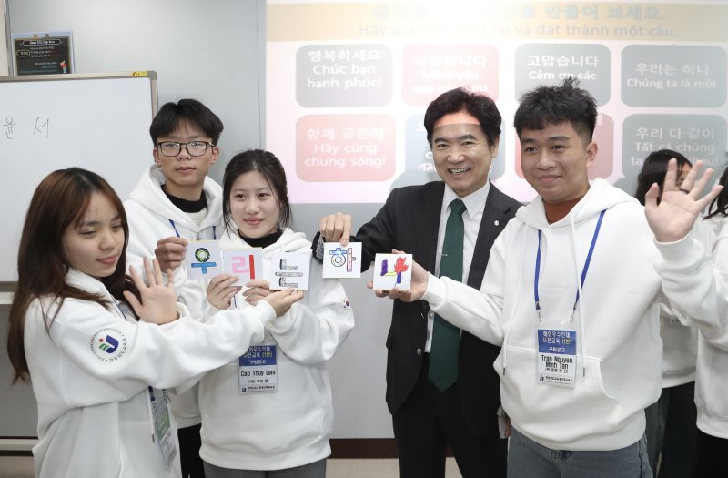 김대중 전남교육감과 해외 학생들이 '우리는 하나'라는 글자가 적힌 종이를 들어 보이고 있다.(전남교육청 제공)/뉴스1