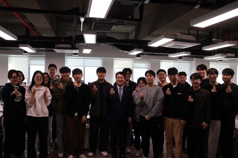 안철수 국민의힘 의원이 20일 서울 서초구 '국가 AI 연구거점'을 방문해 기념 촬영을 하고 있다. 2025.02.20/뉴스1 (안철수 의원실 제공)