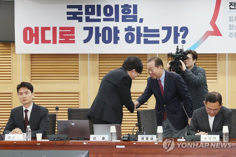 신율 교수와 악수하는 권영세 비대위원장 (출처=연합뉴스)