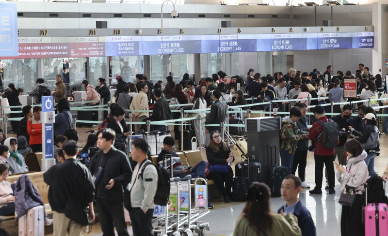 [인천공항=뉴시스] 김근수 기자 = 중국의 한국인 무비자 입국 시행 첫날인 8일 인천 중구 인천국제공항 1터미널 출국장에서 관광객들이 중국행 비행기 탑승을 위해 수속 절차를 기다리고 있다. 중국 정부는 지난 1일 한국 일반 여권 소지자를 대상으로 오는 8일부터 내년 12월 31일까지 '일방적 무비자 정책'을 시행한다고 발표했다. 이에 따라 일반 여권 소지자는 비즈니스, 여행·관광, 친지·친구 방문, 환승 목적으로 15일 이내 기간 중국을 방문할 경우 비자를 발급받지 않아도 된다. 2024.11.08. ks@newsis.com