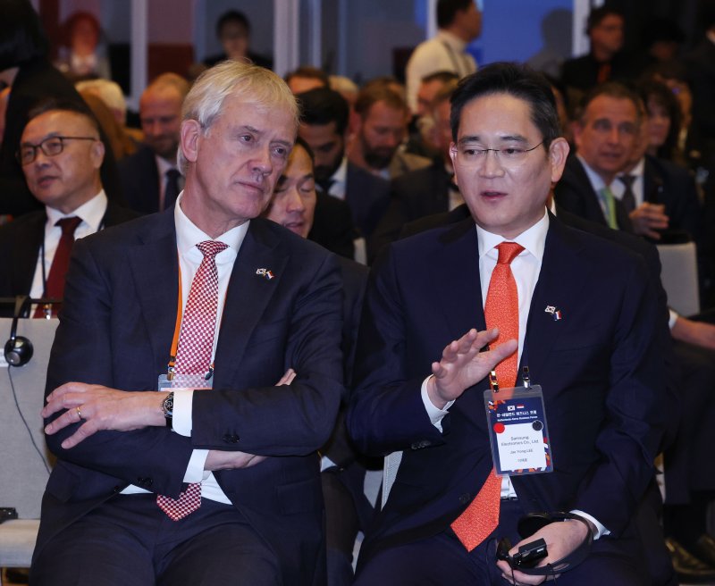 [암스테르담=뉴시스] 조수정 기자 = 이재용 삼성전자 회장과 피터 베닝크 ASML 최고경영자(CEO)가 13일(현지시간) 암스테르담 한 호텔에서 열린 한-네덜란드 비즈니스 포럼에 앞서 대화하고 있다. 2023.12.14. chocrystal@newsis.com