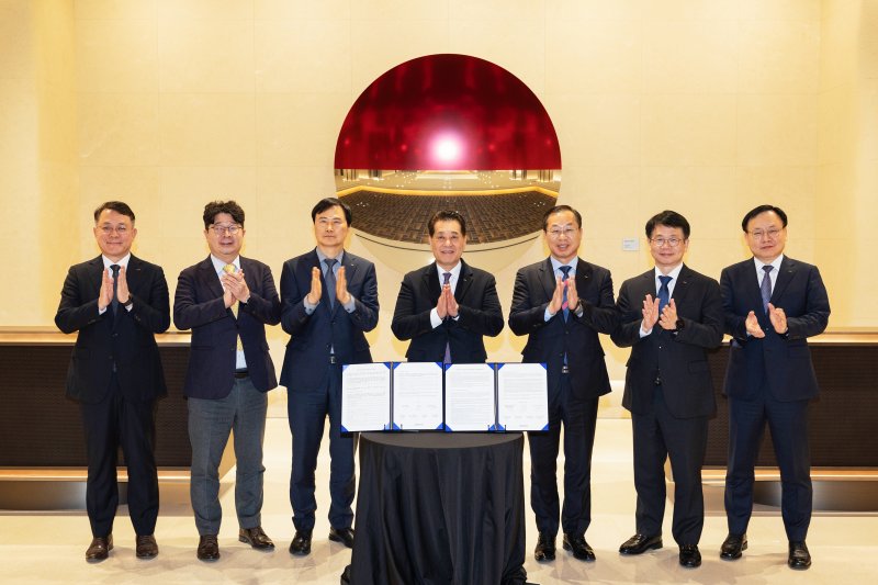 사진 왼쪽부터 천시열 포스코스틸리온 사장, 엄기천 포스코퓨처엠 사장, 이희근 포스코 사장, 장인화 포스코그룹 회장, 정희민 포스코이앤씨 사장, 심민석 포스코DX 사장, 정경진 포스코인터내셔널 부사장(포스코홀딩스 제공)