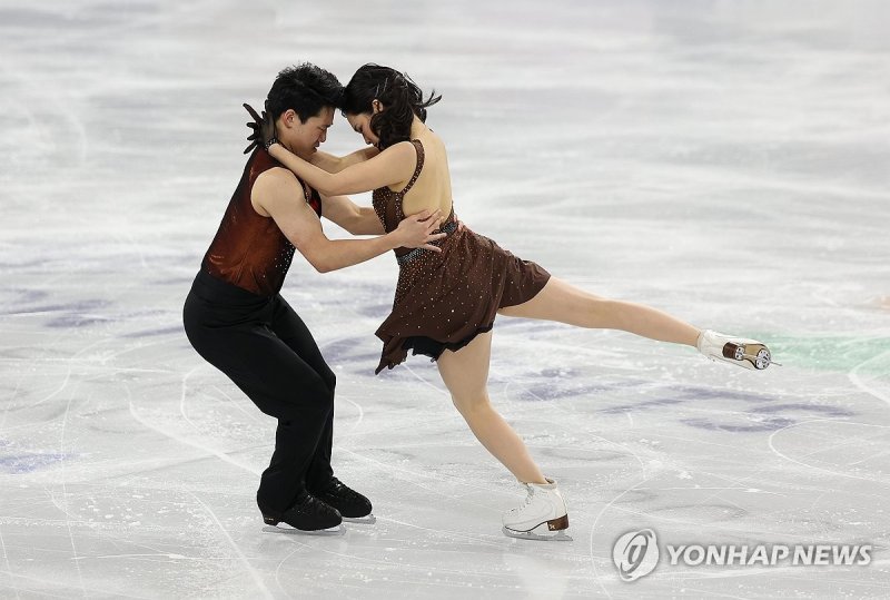 아이스댄스 연기 펼치는 임해나와 권예 (출처=연합뉴스)