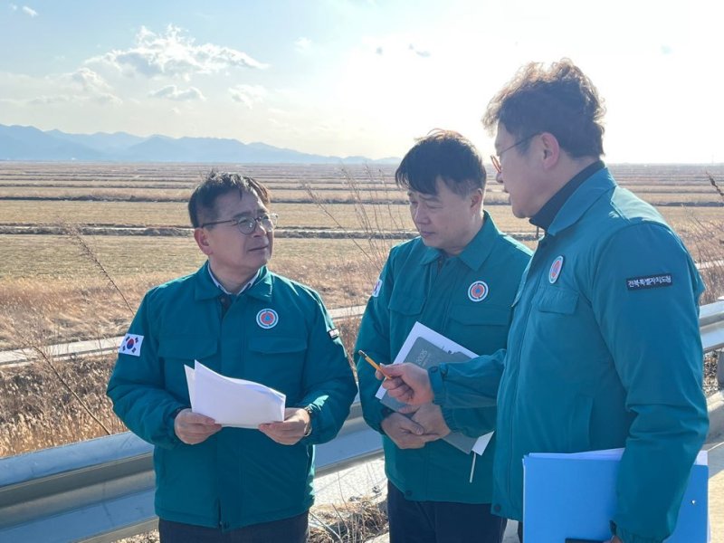 최정록 농림축산식품부 방역정책국장이 전라북도 고병원성 조류인플루엔자 방역 관리 상황을 현장 점검하고 있다. (농림축산식품부 제공) 2025.02.20 /뉴스1