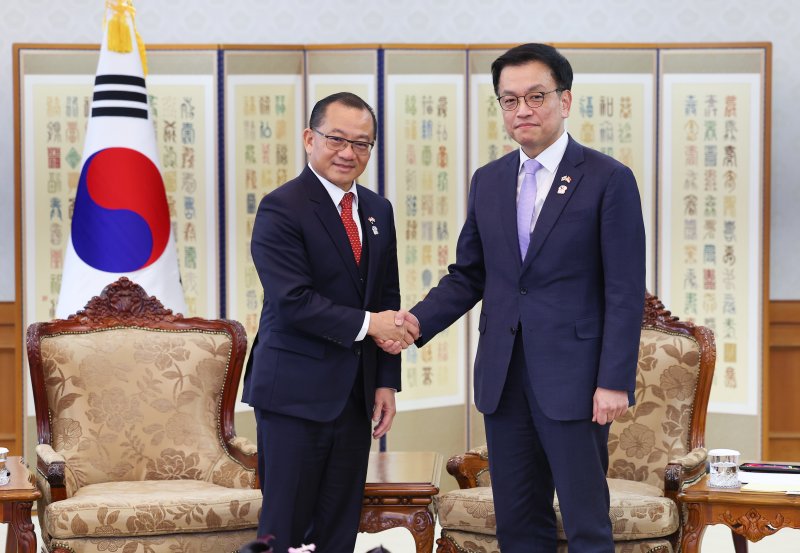 [서울=뉴시스] 최진석 기자 = 최상목 대통령 권한대행 부총리 겸 기획재정부 장관이 20일 정부서울청사에서 시아 키앤 펭 싱가포르 국회의장과 접견, 기념촬영하고 있다. 2025.02.20. myjs@newsis.com
