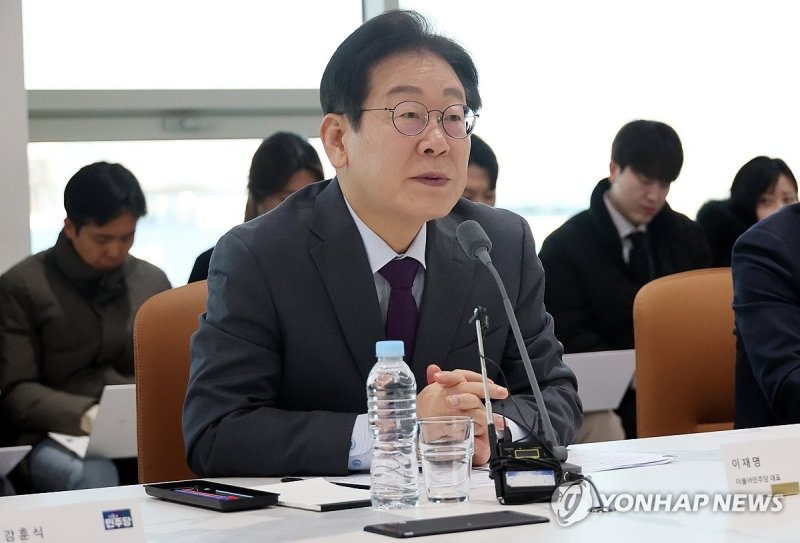 자동차 산업 현장 의견 듣는 이재명 대표 (출처=연합뉴스)