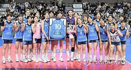 은퇴 투어 시작' 액자 전달받은 김연경(중앙) (출처=연합뉴스)