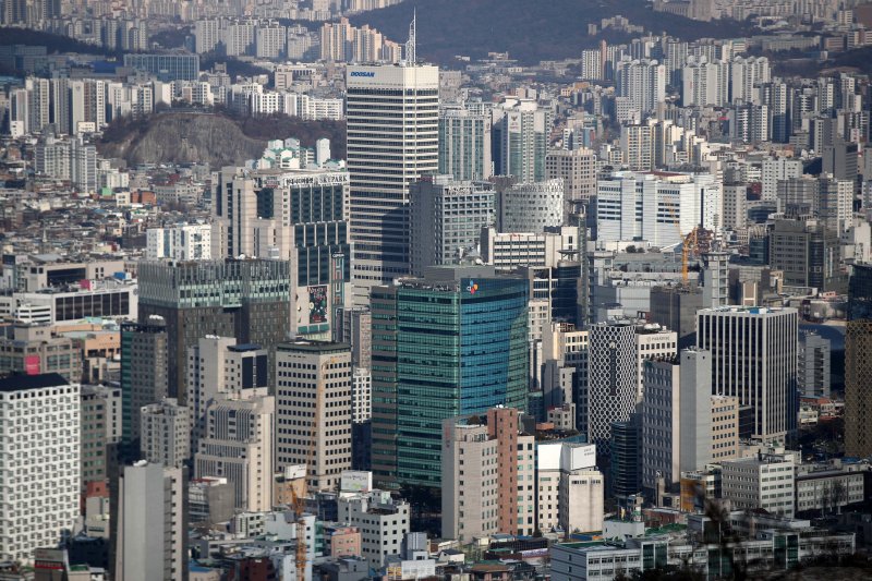 [서울=뉴시스] 김선웅 기자 = 한국은행 12월 기업경기실사 지수 및 경제심리지수에 따르면 이번 달 기업 체감 경기가 2년 2개월 만에 가장 낮은 수준으로 악화됐다. 이는 고물가 지속으로 소비심리가 위축된 것으로 풀이된다. 28일 다수 기업이 입주한 서울 도심의 모습. 사진은 기사 내용과 관계 없음. 2022.12.28. mangusta@newsis.com