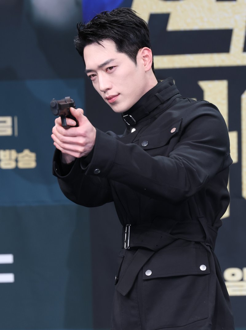 배우 서강준이 20일 오후 서울 마포구 상암 MBC에서 열린 MBC 금토드라마 '언더커버 하이스쿨' 제작발표회에 참석해 포즈를 취하고 있다. '언더커버 하이스쿨'은 배우 서강준의 전역 후 복귀작으로 화제를 모은 작품으로 고종 황제의 사라진 금괴의 행방을 쫓기 위해 고등학생으로 위장 잠입한 국정원 요원의 좌충우돌 N차 고딩 활약기를 담은 작품이다. 2025.2.20/뉴스1 ⓒ News1 권현진 기자
