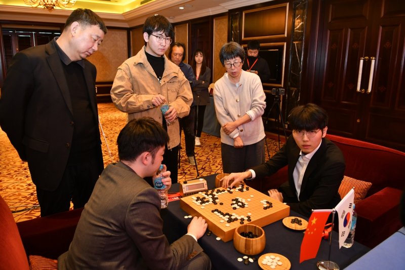 대국 후 중국 관계자들과 복기하는 신진서 (출처=연합뉴스)