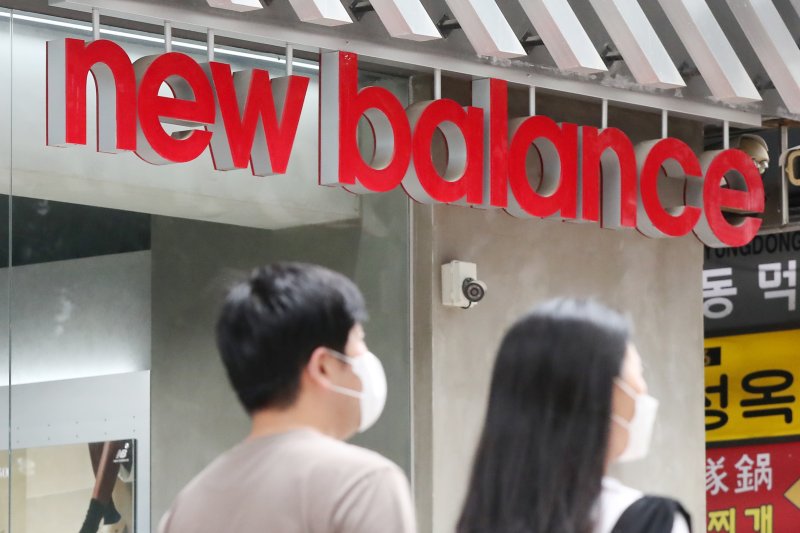 서울의 한 뉴발란스 매장 앞으로 시민들이 오가고 있다. 뉴스1