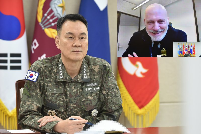 김명수 합참의장이 20일 쥐세페 카보 드라고네 신임 NATO 군사위원장과 공조통화를 하고 있다. 사진=합참 제공
