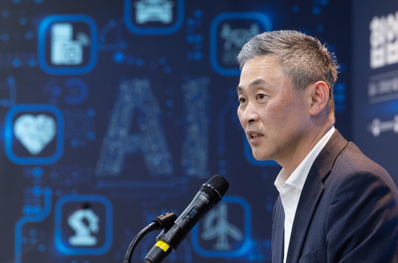 김정회 한국반도체산업협회 부회장이 2일 오후 경기도 성남시 분당구 한국반도체산업협회에서 열린 AI 반도체 협업포럼 출범식에서 인사말을 하고 있다. 2024.4.2/뉴스1 ⓒ News1 이재명 기자