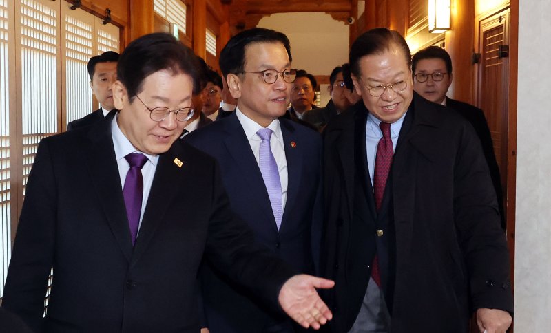 이재명 더불어민주당 대표(왼쪽부터), 최상목 대통령 권한대행 부총리 겸 기획재정부 장관, 권영세 국민의힘 비상대책위원장이 20일 오후 서울 여의도 국회 사랑재에서 열린 국정 안정을 위한 국회-정부 국정협의회에 입장하고 있다. 2025.2.20/뉴스1 ⓒ News1 국회사진취재단