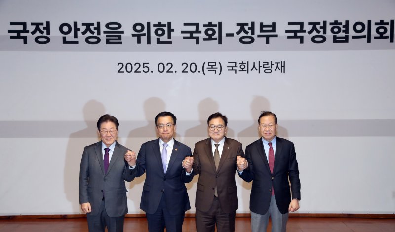 이재명 더불어민주당 대표(왼쪽부터), 최상목 대통령 권한대행 부총리 겸 기획재정부 장관, 우원식 국회의장, 권영세 국민의힘 비상대책위원장이 20일 오후 서울 여의도 국회 사랑재에서 열린 국정 안정을 위한 국회-정부 국정협의회에 참석해 기념 촬영하고 있다. 2025.2.20/뉴스1 ⓒ News1 국회사진취재단