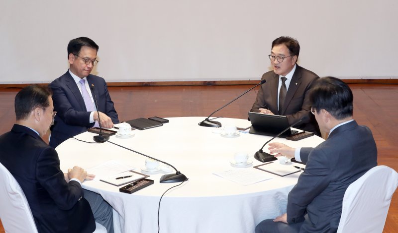 우원식 국회의장이 20일 오후 서울 여의도 국회 사랑재에서 열린 국정 안정을 위한 국회-정부 국정협의회 첫 회의에서 모두 발언을 하고 있다. 왼쪽 위부터 시계방향으로 최상목 대통령 권한대행과 우 의장, 이재명 더불어민주당 대표, 권영세 국민의힘 비상대책위원장. 2025.2.20/뉴스1 ⓒ News1 국회사진취재단