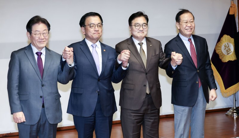 이재명 더불어민주당 대표(왼쪽부터), 최상목 대통령 권한대행 부총리 겸 기획재정부 장관, 우원식 국회의장, 권영세 국민의힘 비상대책위원장이 20일 오후 서울 여의도 국회 사랑재에서 열린 국정 안정을 위한 국회-정부 국정협의회에 참석해 기념 촬영하고 있다. 2025.2.20/뉴스1 ⓒ News1 국회사진취재단