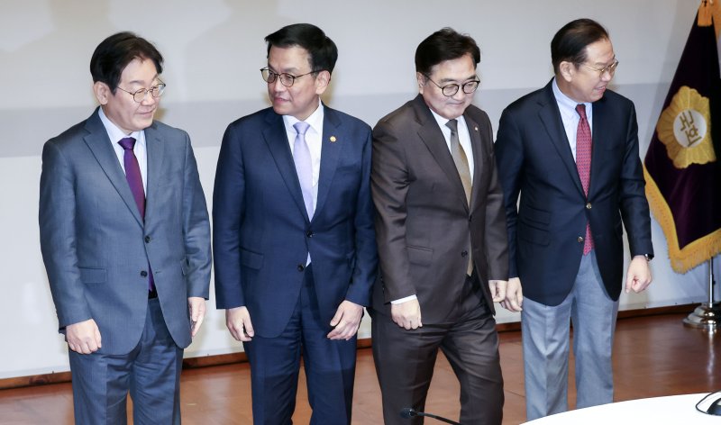 이재명 더불어민주당 대표(왼쪽부터), 최상목 대통령 권한대행 부총리 겸 기획재정부 장관, 우원식 국회의장, 권영세 국민의힘 비상대책위원장이 20일 오후 서울 여의도 국회 사랑재에서 열린 국정 안정을 위한 국회-정부 국정협의회에 참석해 기념 촬영을 마친 뒤 자리로 향하고 있다. 2025.2.20/뉴스1 ⓒ News1 국회사진취재단