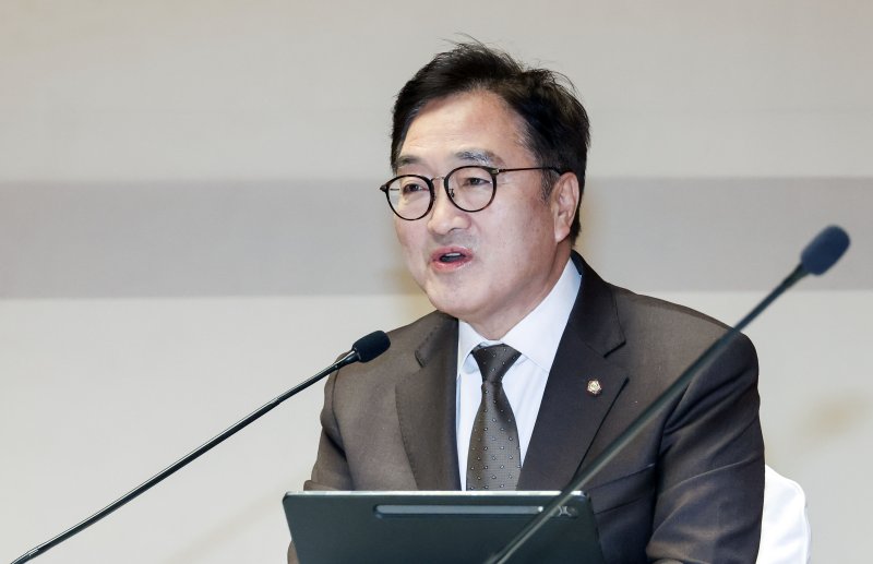 우원식 국회의장이 20일 오후 서울 여의도 국회 사랑재에서 열린 국정 안정을 위한 국회-정부 국정협의회 첫 회의에서 모두 발언을 하고 있다. 2025.2.20/뉴스1 ⓒ News1 국회사진취재단