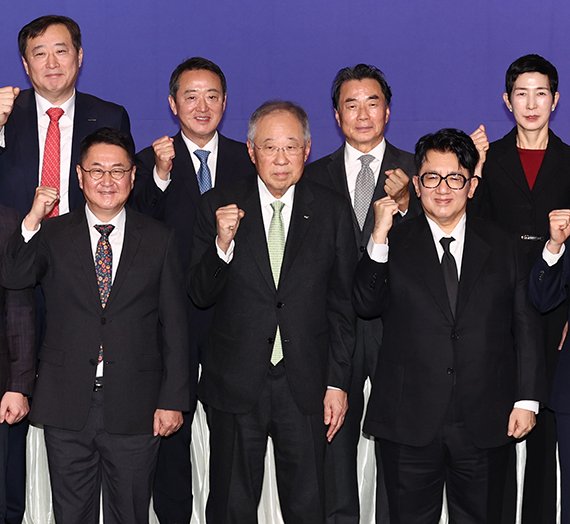 류진 한국경제인협회 회장이 20일 서울 영등포구 FKI타워 컨퍼런스센터에서 열린 한국경제인협회 제64회 정기총회에서 신규 회원사 대표들과 기념촬영을 하고 있다. 앞줄 왼쪽부터 이석우 두나무 대표, 류진 회장, 방시혁 하이브 의장 연합뉴스