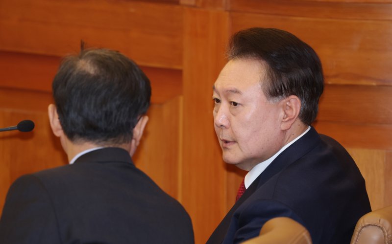 윤석열 대통령이 20일 오후 서울 종로구 헌법재판소에서 열린 탄핵심판 10차 변론에 출석해 윤갑근 변호사와 대화를 나누고 있다. 이날 윤 대통령은 8분 만에 퇴정했다. 2025.2.20/뉴스1 ⓒ News1 사진공동취재단
