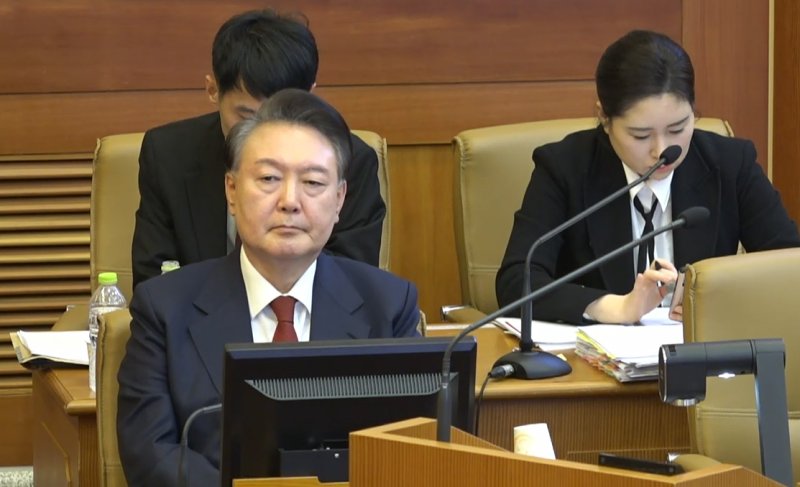 윤석열 대통령이 20일 서울 종로구 헌법재판소 대심판정에서 열린 탄핵심판 10차 변론에 출석해 자리하고 있다. (헌법재판소 제공. 재판매 및 DB 금지) 2025.2.20/뉴스1