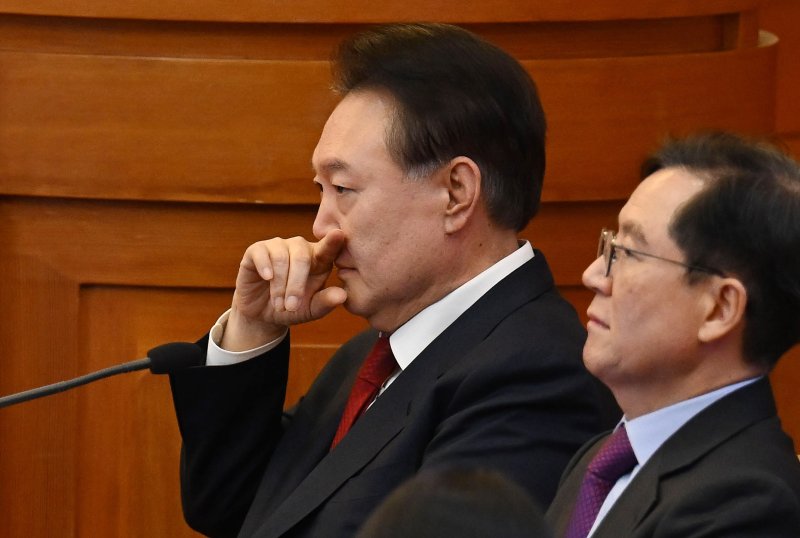 윤석열 대통령이 20일 오후 서울 종로구 헌법재판소 대심판정에서 열린 탄핵심판 10차 변론에 출석해 생각에 잠겨 있다. 2025.2.20/뉴스1 ⓒ News1 사진공동취재단