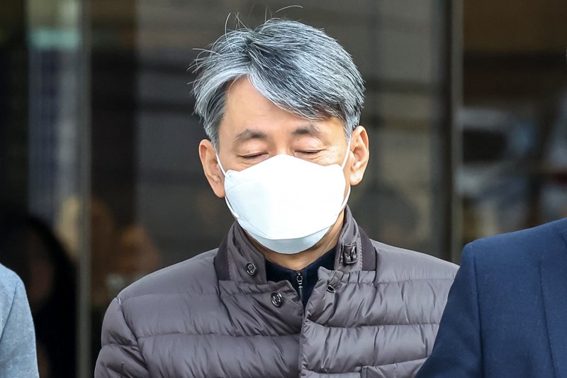 '12·3 비상계엄' 사태 내란 혐의로 긴급 체포된 조지호 경찰청장이 지난달 13일 오후 서울 서초구 서울중앙지방법원에서 열린 영장실질심사를 마친 뒤 호송차로 향하고 있다./뉴스1 ⓒ News1 민경석 기자