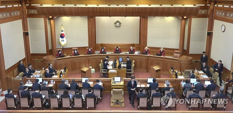 한 총리 증언 앞두고 퇴정하는 윤 대통령 (출처=연합뉴스)