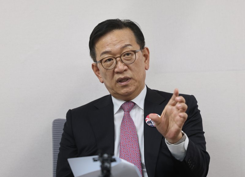 [서울=뉴시스] 김금보 기자 = 윤석열 대통령 측 변호인인 석동현 변호사가 19일 서울 서초구 한 사무실에서 헌법재판소의 위헌·위법한 탄핵 심판 심리를 비판하는 기자회견을 하고 있다. 2025.02.19. kgb@newsis.com