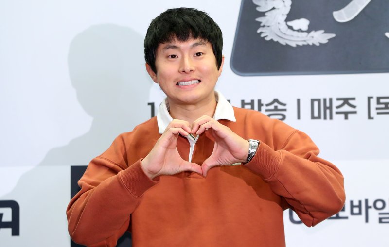 [서울=뉴시스] 김혜진 기자 = 방송인 기안84가 5일 오후 서울 마포구 스탠포드호텔에서 열린 ENA X LG유플러스 '기안이쎄오' 제작발표회에서 포즈를 취하고 있다.'기안이쎄오'는 동병상련 CEO들을 위한 해결사가 된 기안84의 CEO 구출일지를 그리는 오피스 예능 프로그램. 5일(오늘) 오후 8시 50분 첫 방송된다. 2024.12.05. jini@newsis.com