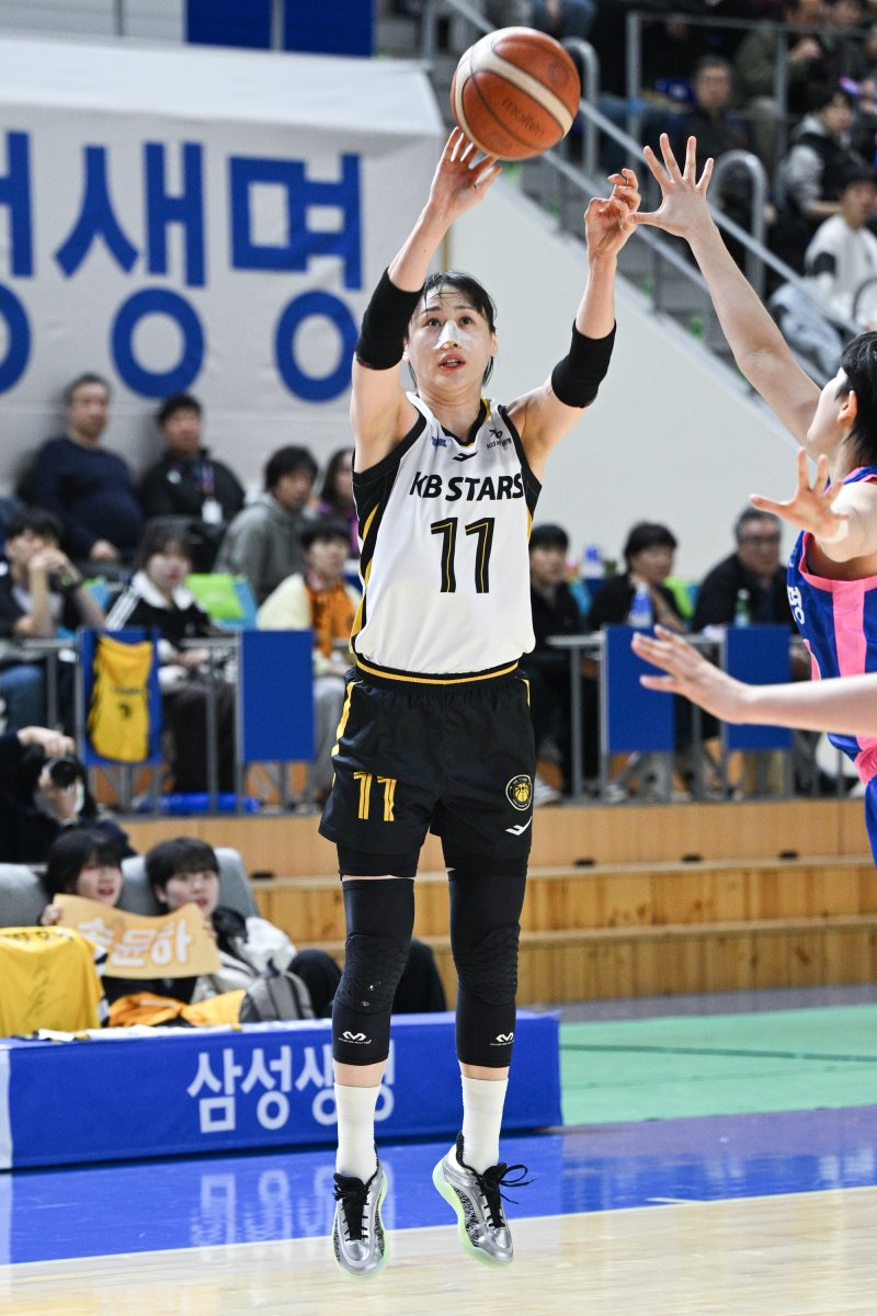 강이슬은 20일 열린 2024-25 여자프로농구 용인 삼성생명전에서 29점을 넣으며 청주 KB의 승리와 4강 플레이오프 진출을 이끌었다. (WKBL 제공)