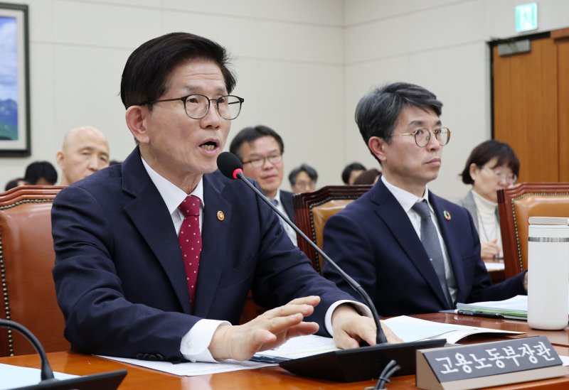 [서울=뉴시스] 조성우 기자 = 김문수 고용노동부 장관이 20일 오전 서울 여의도 국회에서 열린 환경노동위원회 전체회의에서 의원 질의에 답변하고 있다. 2025.02.20. xconfind@newsis.com