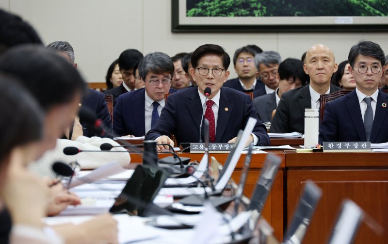 [서울=뉴시스] 조성우 기자 = 김문수 고용노동부 장관이 20일 오전 서울 여의도 국회에서 열린 환경노동위원회 전체회의에서 의원 질의에 답변하고 있다. 2025.02.20. xconfind@newsis.com