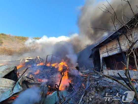 20일 오후 3시 17분쯤 하동군 고전면의 한 단독주택에서 발생한 불이 인근 야산으로 번지면서 소방당국이 진화에 나서고 있다. 사진은 화재 현장 모습.(경남소방본부 제공. 재판매 및 DB금지)