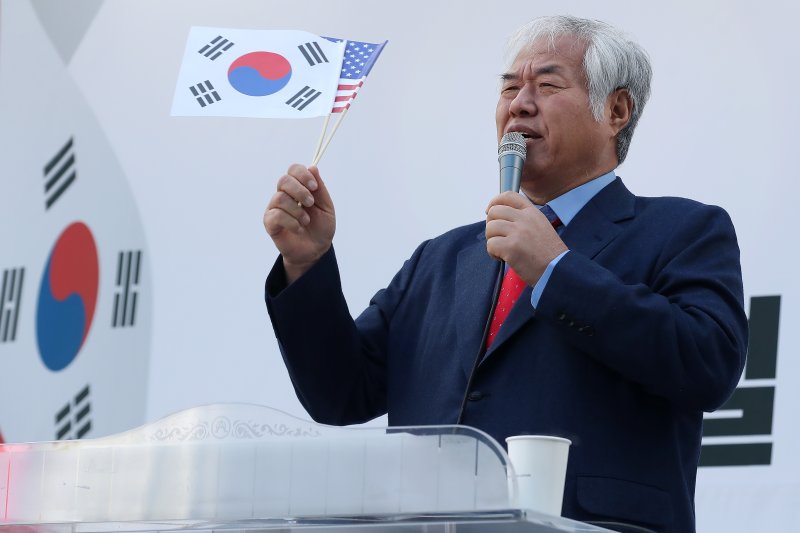 전광훈 목사가 18일 오후 대구 중구 반월당에서 열린 '3.1절 천만혁명을 위한 지역 국민대회'에 참석해 발언하고 있다. 2025.2.18/뉴스1 ⓒ News1 공정식 기자 /사진=뉴스1