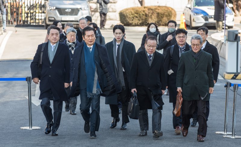 [서울=뉴시스] 사진공동취재단 = 정청래 국회 탄핵소추위원장과 변호인단이 20일 서울 종로구 헌법재판소에서 열린 윤석열 대통령 탄핵심판 10차 변론기일에 출석하고 있다. 2025.02.20. photo@newsis.com