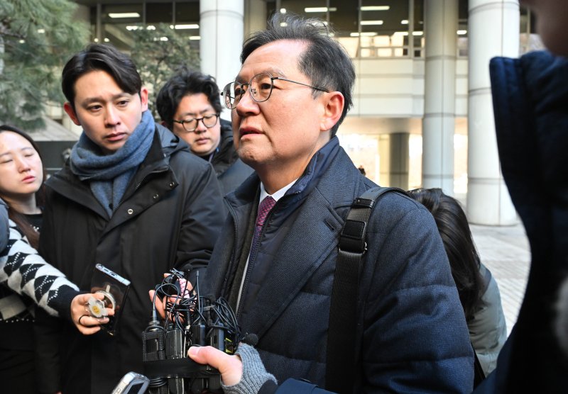 [서울=뉴시스] 사진공동취재단 = 윤석열 대통령 측 변호인 윤갑근 변호사가 20일 오전 서울 서초구 서울중앙지법에서 열린 윤 대통령 형사재판 공판준비기일 및 구속 취소 청구 심문에 출석하며 취재진의 질의에 답변하고 있다.서울중앙지법 형사합의25부(지귀연 부장판사)는 이날 내란 우두머리 혐의를 받는 윤 대통령의 1차 공판준비기일을 진행하며, 이번 기일에서는 윤 대통령 측이 청구한 구속 취소에 대한 심문도 함께 진행될 예정이다. 2025.02.20. photo@newsis.com