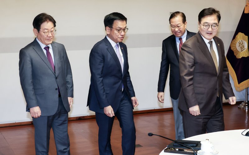 [서울=뉴시스] 국회사진기자단 = 이재명(왼쪽부터) 더불어민주당 대표, 최상목 대통령 권한대행 부총리 겸 기획재정부 장관, 우원식 국회 의장, 권영세 국민의힘 비상대책위원장이 20일 서울 여의도 국회 사랑재에서 열린 국정 안정을 위한 국회-정부 국정협의회에서 기념촬영을 마치고 자리로 향하고 있다. 2025.02.20. photo@newsis.com