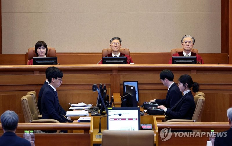 심판정 입장한 헌법재판관들 (출처=연합뉴스)