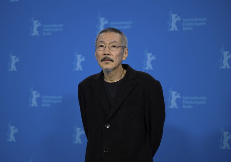[베를린=AP/뉴시스] 홍상수 감독이 24일(현지 시간) 열린 제74회 베를린국제영화제 시상식에서 은곰상인 심사위원대상을 받았다. 은곰상은 최우수작품상인 황금곰상에 이은 두 번째로 큰 상이다. 2024.02.24.