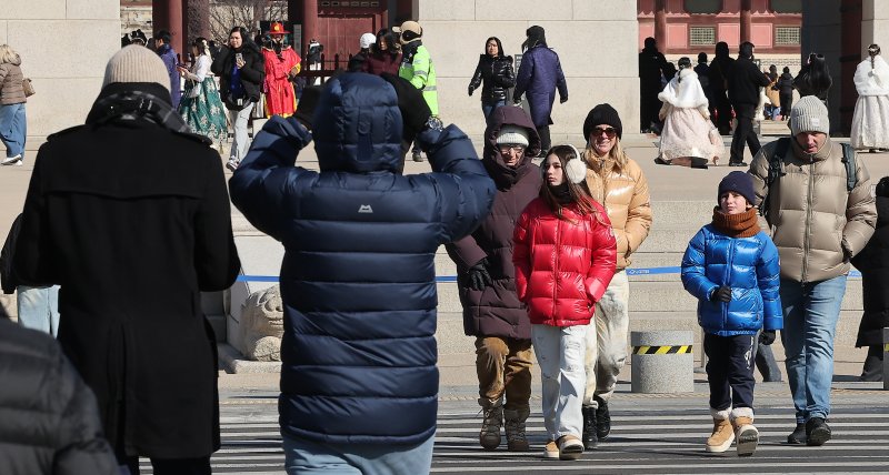 아침 기온이 영하로 떨어지며 추운 날씨가 이어지는 가운데 19일 서울 종로구 광화문 광장에서 두꺼운 외투를 입은 외국인 관광객들이 발걸음을 옮기고 있다. 2025.2.19/뉴스1 ⓒ News1 김진환 기자
